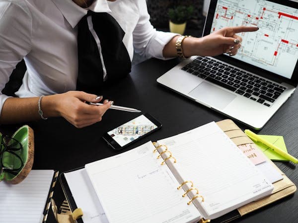 Cliente explorando opções de imóveis